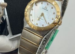 Omega Constellation Quartz 131.20.28.60.55.002 (2023) - Parelmoer wijzerplaat 28mm Goud/Staal