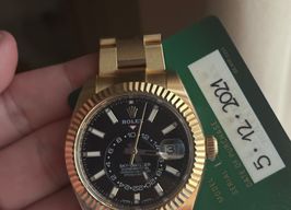 Rolex Sky-Dweller 326938 (2021) - Zwart wijzerplaat 42mm Geelgoud