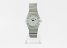 Omega Constellation Quartz 131.10.28.60.05.001 (2024) - Parelmoer wijzerplaat 28mm Staal