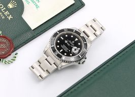 Rolex Submariner Date 16610 (Onbekend (willekeurig serienummer)) - Zwart wijzerplaat 40mm Staal