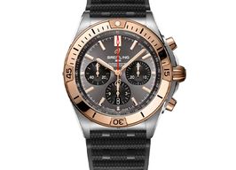 Breitling Chronomat 42 UB0134101B1S1 (2026) - Green dial 43 mm Gold/Steel case