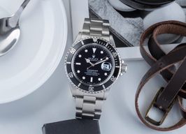 Rolex Submariner Date 16610 (Onbekend (willekeurig serienummer)) - Zwart wijzerplaat 40mm Staal