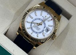 Rolex Sky-Dweller 326238 (2021) - White dial 42 mm Yellow Gold case