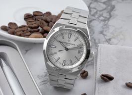 Vacheron Constantin Overseas 4500V/110A-B126 (Unknown (random serial)) - Silver dial 42 mm Steel case