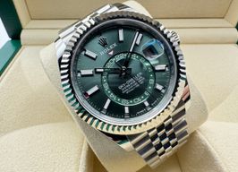 Rolex Sky-Dweller 336934 (2024) - Green dial 42 mm Gold/Steel case