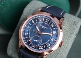 Patek Philippe Calatrava 5224R (2024) - Blauw wijzerplaat 42mm Roségoud