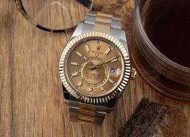 Rolex Sky-Dweller 326933 (Unknown (random serial)) - Champagne dial 42 mm Gold/Steel case
