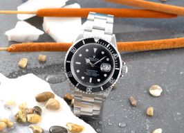 Rolex Submariner Date 16610 (Onbekend (willekeurig serienummer)) - Zwart wijzerplaat 40mm Staal