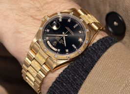 Rolex Day-Date 36 18078 (1981) - Black dial 36 mm Yellow Gold case