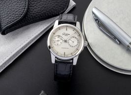Glashütte Original Senator Hand Date 1-39-58-02-02-04 (Unknown (random serial)) - Silver dial 40 mm Steel case
