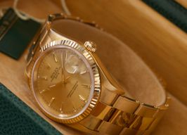 Rolex Oyster Perpetual Date 15238 (2005) - Gold dial 34 mm Yellow Gold case