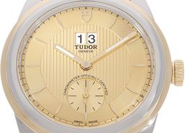 Tudor Glamour Double Date 57103 (2024) - Champagne wijzerplaat 42mm Staal