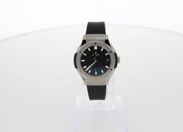 Hublot Classic Fusion Quartz 581.NX.1470.RX (2024) - Zwart wijzerplaat 33mm Titanium