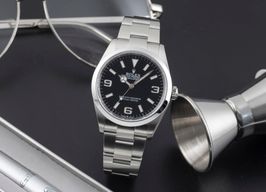 Rolex Explorer 124270 (Onbekend (willekeurig serienummer)) - Zwart wijzerplaat 36mm Staal