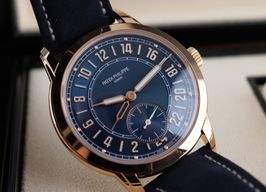 Patek Philippe Calatrava 5224R-001 (2023) - Blauw wijzerplaat 42mm Roségoud