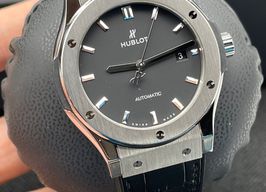 Hublot Classic Fusion 542.NX.1171.LR (2023) - Zwart wijzerplaat 42mm Titanium