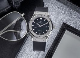 Hublot Classic Fusion 542.NX.1171.RX (2018) - Zwart wijzerplaat 42mm Titanium