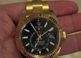 Rolex Sky-Dweller 326938 (2021) - Black dial 42 mm Yellow Gold case
