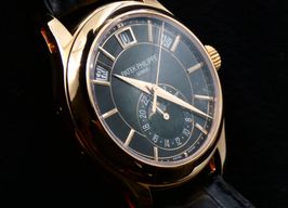 Patek Philippe Annual Calendar 5205R-010 (2016) - Black dial 40 mm Rose Gold case