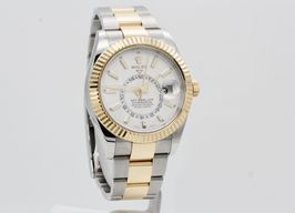 Rolex Sky-Dweller 326933 (2020) - White dial 42 mm Gold/Steel case