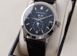 Patek Philippe Annual Calendar 5396G-017 (2025) - Blauw wijzerplaat 39mm Witgoud