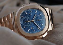 Patek Philippe Nautilus 5990/1R (2024) - Blauw wijzerplaat 41mm Roségoud