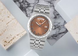 Tudor Royal 28600 (Unknown (random serial)) - Pink dial 41 mm Steel case