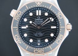 Omega Seamaster 21020422001001 (2021) - Black dial 42 mm Gold/Steel case