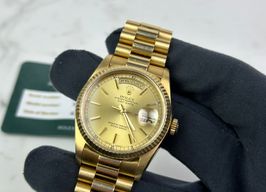 Rolex Day-Date 36 18238 (Onbekend (willekeurig serienummer)) - Champagne wijzerplaat 36mm Geelgoud