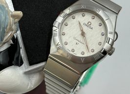 Omega Constellation Quartz 131.10.28.60.52.001 (2024) - Zilver wijzerplaat 28mm Staal