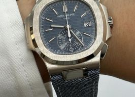 Patek Philippe Nautilus 5980/60G-001 (2025) - Blauw wijzerplaat 41mm Witgoud