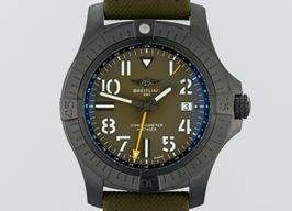 Breitling Avenger V32395 (2021) - Groen wijzerplaat 45mm Titanium