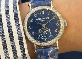 Patek Philippe Complications 7121/200G-001 (2023) - Blauw wijzerplaat 33mm Witgoud