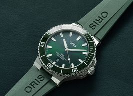 Oris Aquis Date 01 733 7789 4157-07 4 23 37FC (2024) - Groen wijzerplaat 44mm Staal