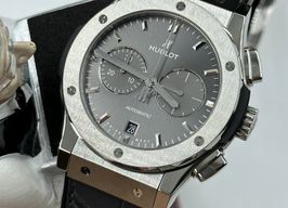 Hublot Classic Fusion Chronograph 541.NX.7070.LR (2024) - Grijs wijzerplaat 42mm Titanium