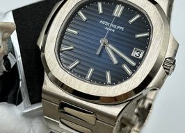 Patek Philippe Nautilus 5811/1G-001 (2023) - Blauw wijzerplaat 41mm Witgoud