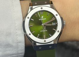 Hublot Classic Fusion 565.NX.8970.RX (2023) - Groen wijzerplaat 38mm Titanium