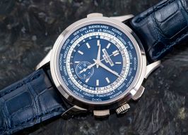 Patek Philippe World Time Chronograph 5930G-001 (2018) - Blauw wijzerplaat 40mm Witgoud