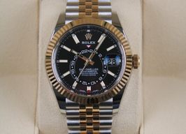 Rolex Sky-Dweller 326933 (2021) - Black dial 42 mm Gold/Steel case
