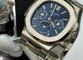 Patek Philippe Nautilus 5740/1G-001 (2023) - Blauw wijzerplaat 40mm Witgoud