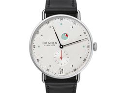 NOMOS Metro Datum Gangreserve 1101 (2024) - Zilver wijzerplaat 37mm Staal