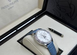 Patek Philippe Annual Calendar 4947G-010 (2024) - Wit wijzerplaat 38mm Witgoud