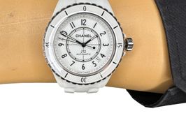 Chanel J12 H5700 (2024) - White dial 38 mm Ceramic case