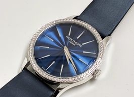 Patek Philippe Calatrava 4997/200G-001 (2024) - Blauw wijzerplaat 35mm Witgoud