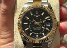 Rolex Sky-Dweller 326933 (2022) - Zwart wijzerplaat 42mm Goud/Staal